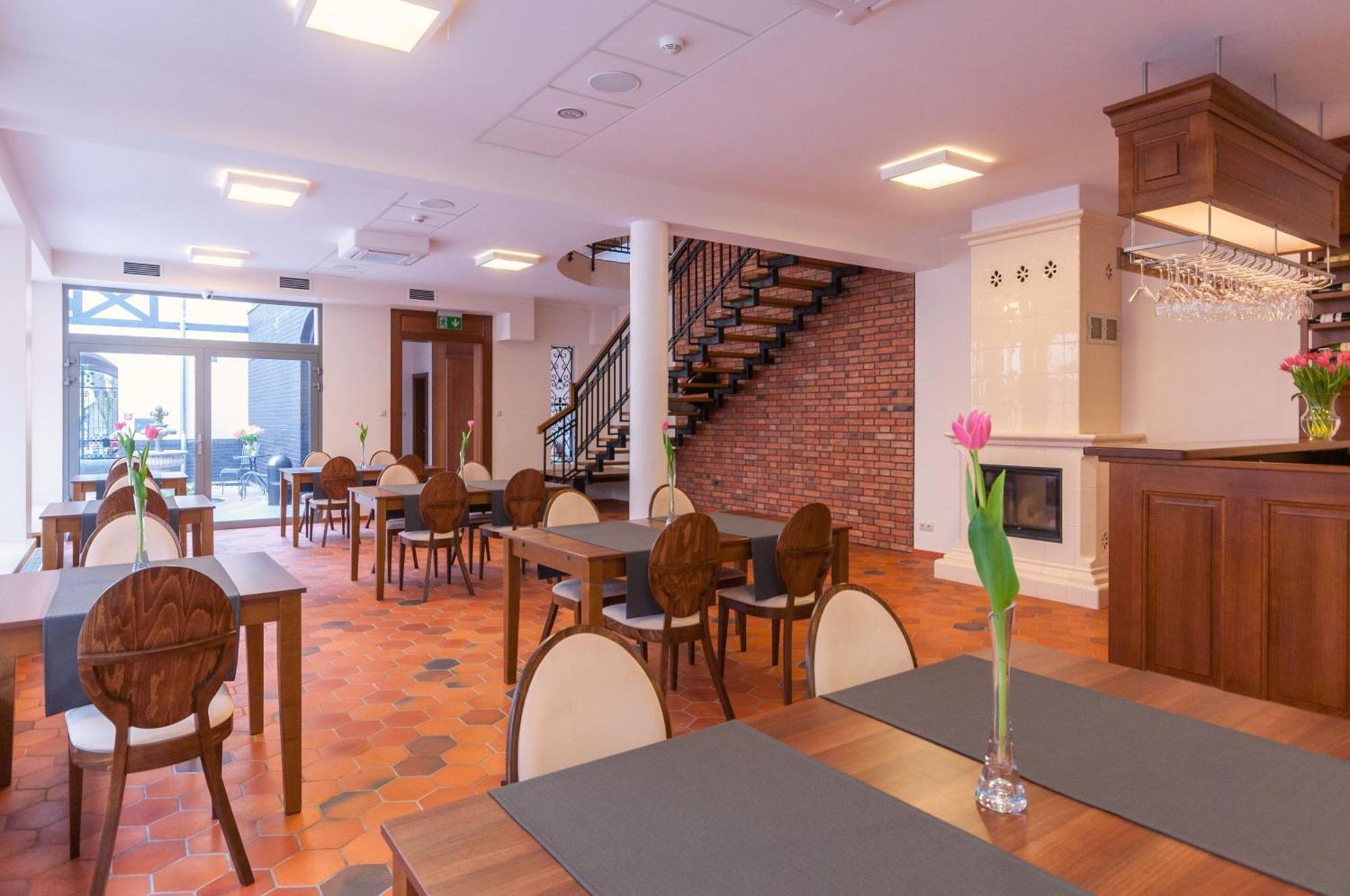 Hotel Gosciniec Kasztel U Gostla Murowana Goślina Exteriér fotografie